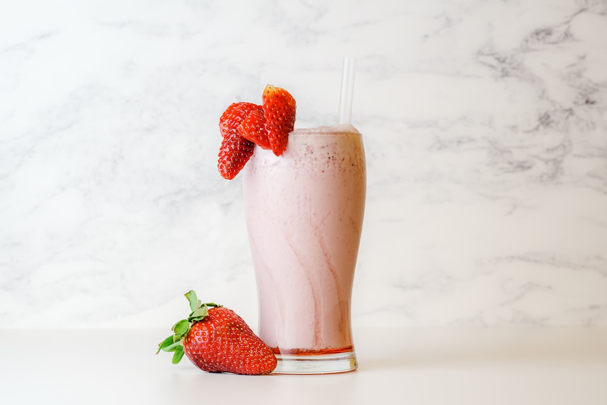 Smoothie buah dan sayuran segar